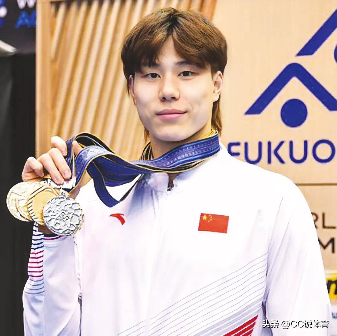 游泳男子蛙泳赛场上英姿飒爽，夺得奖牌