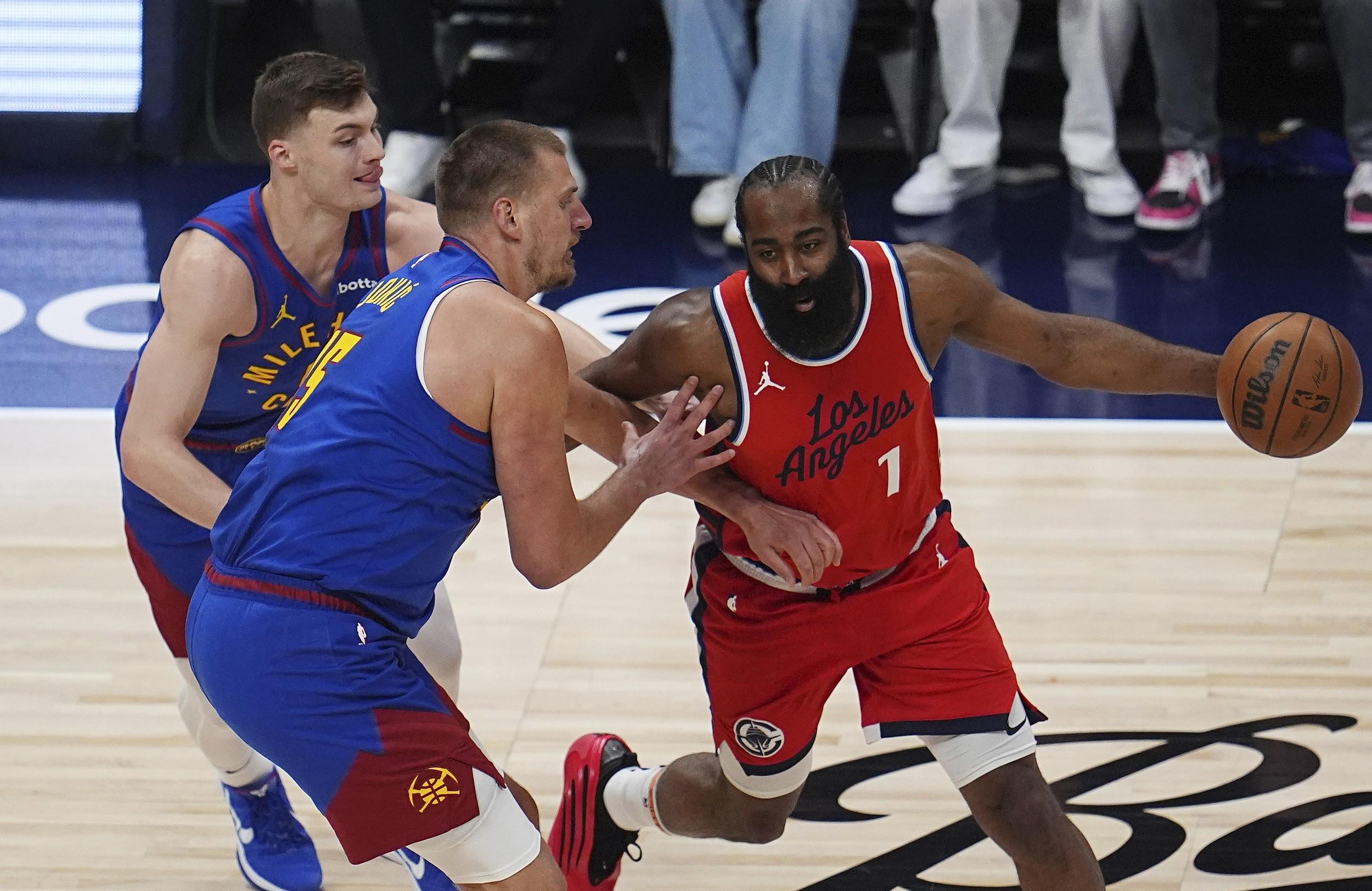 雄鹿击败尼克斯,保持东区领先位置稳固 雄鹿击败尼克斯,保持东区领先位置稳固