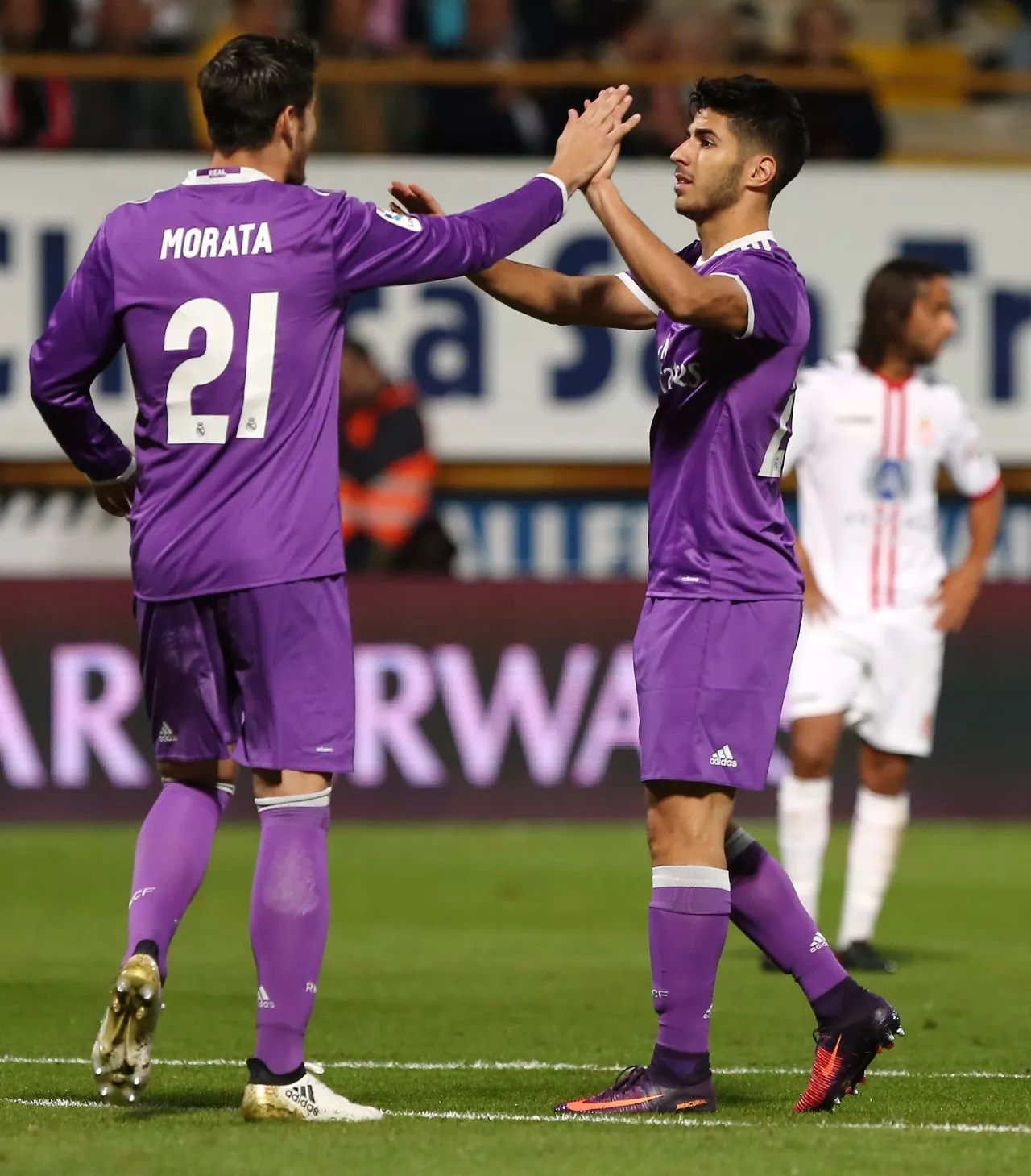 新加坡球队喜迎胜利,晋级迈出关键一步 新加坡球队喜迎胜利,晋级迈出关键一步