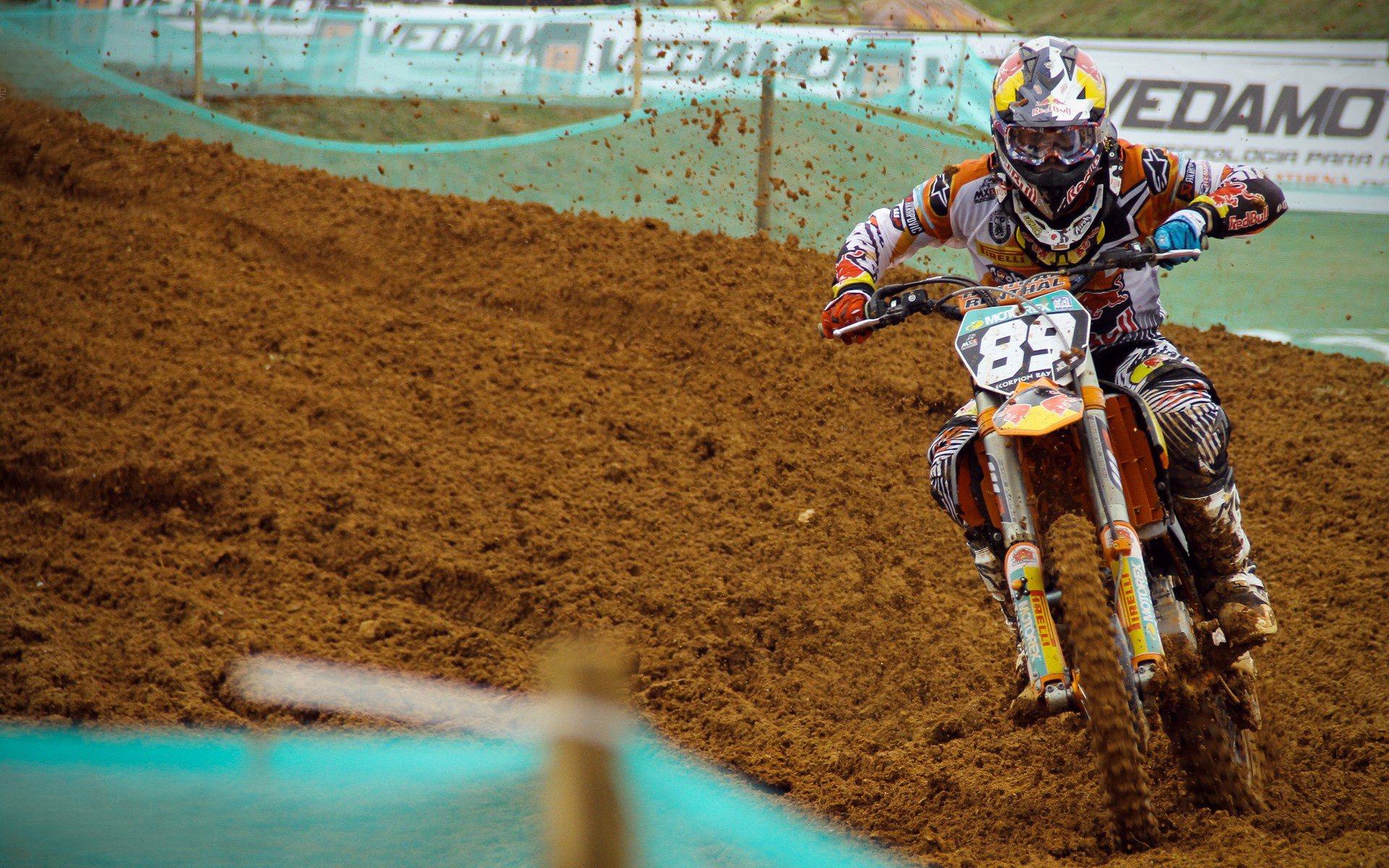 小舞台的大师，红牛二队战术险胜威廉姆斯，塞恩斯惊艳诠释何为极限艺术